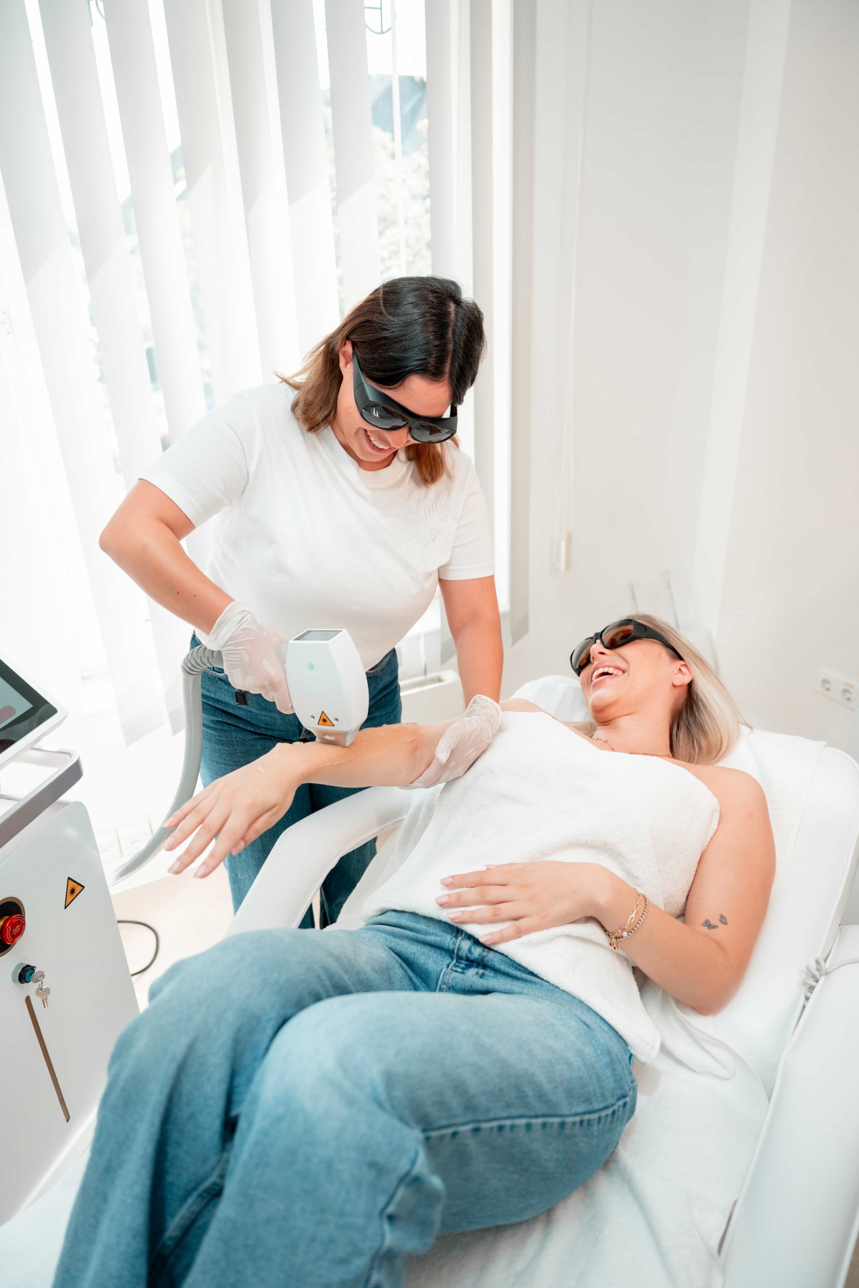 Anwendung vom Laser zu sehen. Dauerhafte Haarentfernung in Obertshausen