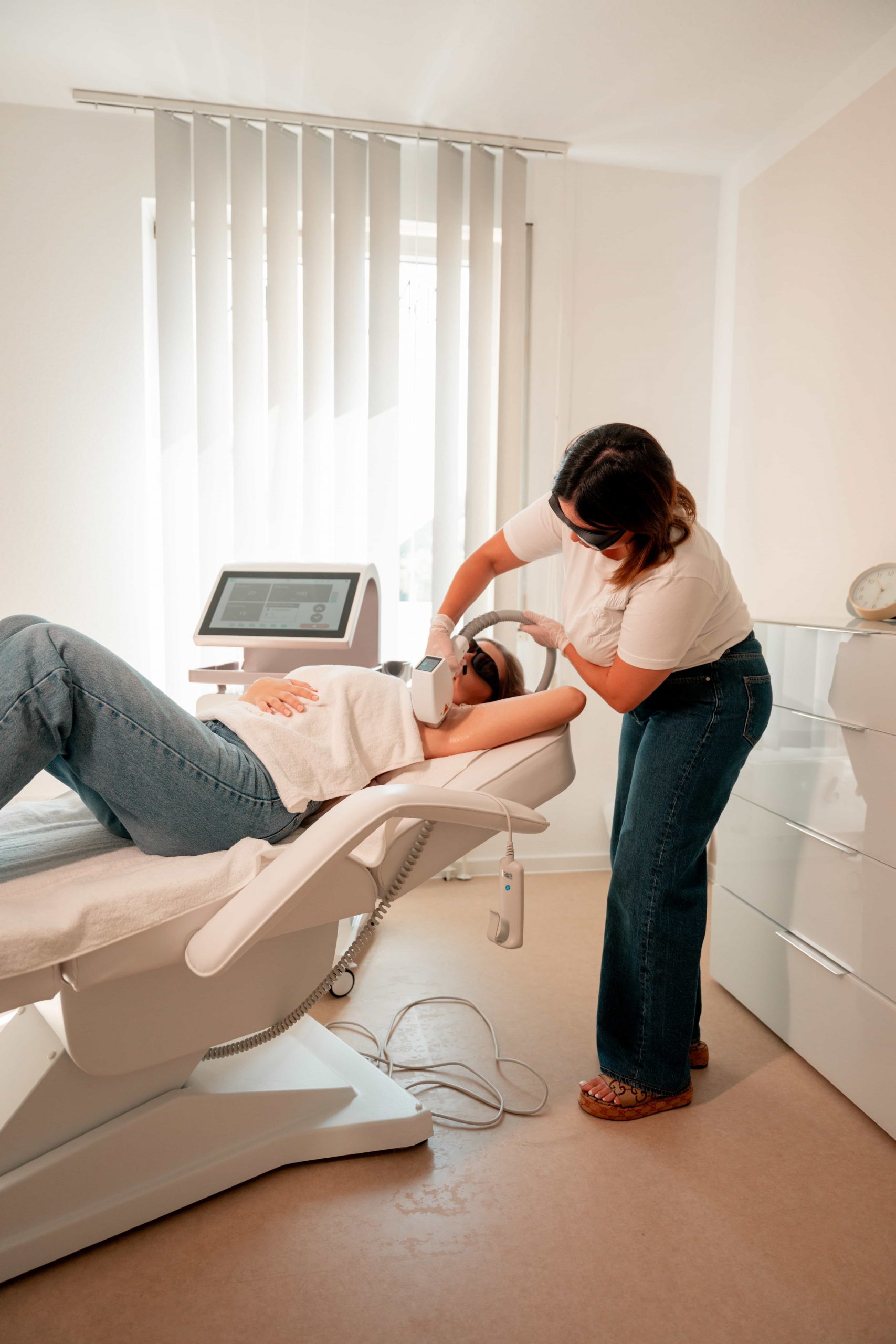 Dauerhafte Haarentfernung in Obertshausen. Dauerhafte Entfernung Achsel zu sehen.